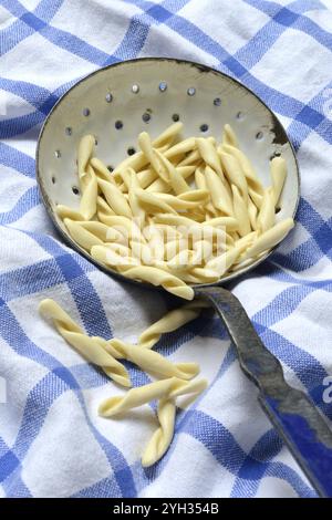 Strozzapreti, pâtes italiennes crues au tamis, Italie, Europe Banque D'Images