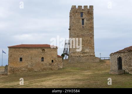 Une grande vieille tour en pierre et bâtiment dans un paysage historique, tour byzantine Agios Pavlos, Nea Fokea, Nea Fokea, péninsule de Kassandra, Chalcidique, ha Banque D'Images