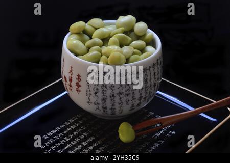 Edamame, fèves de soja non mûres en coquille, Glycine max Banque D'Images