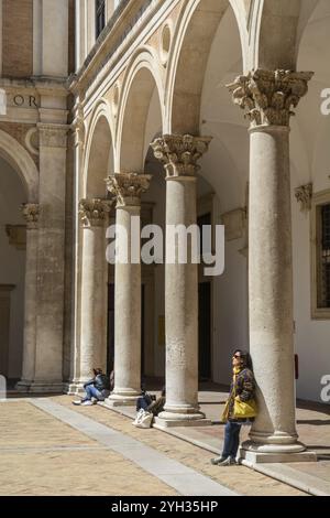 La cour d'honneur, Palazzo Ducale, Urbino, Urbino et Pesaro, Marche, Italie, Europe Banque D'Images