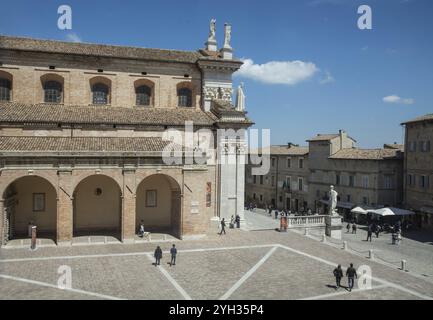 La cour d'honneur, Palazzo Ducale, Urbino, Urbino et Pesaro, Marche, Italie, Europe Banque D'Images