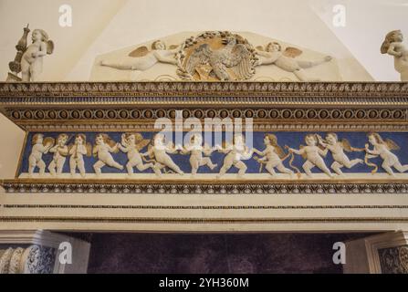 Cheminée avec des figures d'ange dans le Palazzo Ducale, site du patrimoine mondial de l'UNESCO Urbino, Urbino et Pesaro district, Urbino, Marche, Italie, Europe Banque D'Images