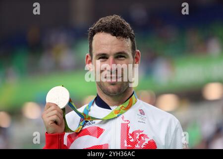 Photo du dossier datée du 15-08-2016 du Britannique Mark Cavendish avec sa médaille d'argent à la suite de la course Omnium points masculine 66 le dixième jour des Jeux Olympiques de Rio, Brésil. . Sir Mark Cavendish a annoncé que le Criterium de Singapour de dimanche sera la dernière course de sa carrière cycliste professionnelle. Date d'émission : samedi 9 novembre 2024. Banque D'Images