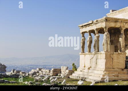 L'Erechtheion ou Temple d'Athéna Polias à Athènes Acropole, caryatides du porche des demoiselles de l'ancien temple ionique grec-telesterion Banque D'Images