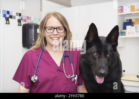 Femme médecin vétérinaire à l'aide de stéthoscope pour examen chien mignon Banque D'Images