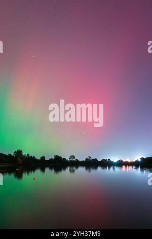 l'aurore boréale vibrante est fortement visible au-dessus de Yeadon Tarn près de Leeds, Yorkshire, par une nuit claire début octobre. Banque D'Images