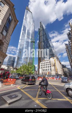 Londres Royaume-Uni, 12 mai 2019, hommes d'affaires et touristes marchant avec des gratte-ciel en arrière-plan Banque D'Images