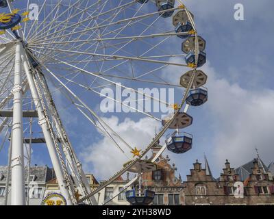 Grandes tours de roue sur les pignons de toit historiques d'une ville, nimègue, gueldre, pays-bas Banque D'Images