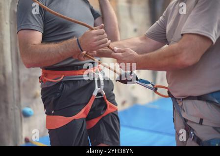 Rock Wall climber wearing harnais de sécurité et le matériel d'escalade indoor, close-up de droit Banque D'Images