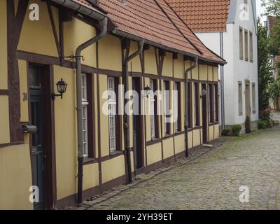 Ruelle étroite avec pavés bordée de maisons historiques à colombages, steinfurt, muensterland, allemagne Banque D'Images