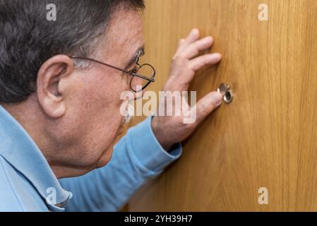 Man looking through judas Banque D'Images