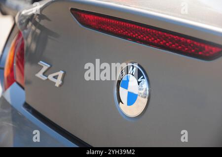 Gros plan du badge BMW Z4 sur une voiture gris métallisé. Banque D'Images