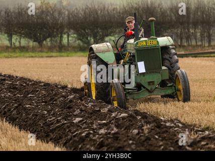 East Lothian, Écosse, Royaume-Uni, 9 novembre 2024. 41e match annuel de labour des tracteurs : L'événement annuel de l'East Lothian Ploughing associations réunit les propriétaires de plus de 60 tracteurs anciens en compétition pour les sillons les plus droits de la ferme East main Farm à Samuelston cette année. Chaque patch est jugé et il ne devrait pas être possible d'identifier les passages individuels des lames dans la bande. Photo : Tom Middlemass de Markle mains conduisant un tracteur John Deere de la fin des années 1930 assiste à cet événement et depuis 1983 n'en a manqué que deux. Crédit : Sally Anderson/Alamy Live News Banque D'Images