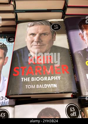 Premier ministre britannique Keir Starmer Biographie de Tom Baldwin dans une librairie Banque D'Images