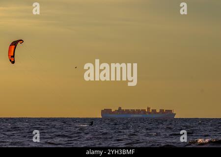 Île de Sobiszewska, POLOGNE-02 SEPTEMBRE 2024 : coucher de soleil paisible par la mer dans la soirée d'été, avec voleur de cerf-volant solitaire contre le navire lointain, baie de Gdansk, Pologne, E Banque D'Images