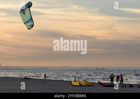 Île de Sobiszewska, POLOGNE-02 SEPTEMBRE 2024 : coucher de soleil paisible par la mer dans la soirée d'été, Gdansk, Pologne, Europe Banque D'Images