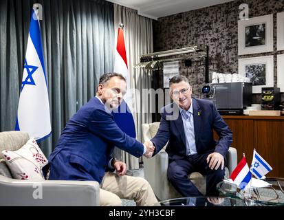 AMSTERDAM - le ministre israélien des Affaires étrangères Gideon Saar rencontre le ministre néerlandais des Affaires étrangères Caspar Veldkamp. Saar est aux pays-Bas après les attaques à Amsterdam contre des supporters israéliens de football. ANP SEM VAN DER WAL netherlands Out - belgium Out Credit : ANP/Alamy Live News Banque D'Images