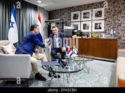 AMSTERDAM - le ministre israélien des Affaires étrangères Gideon Saar rencontre le ministre néerlandais des Affaires étrangères Caspar Veldkamp. Saar est aux pays-Bas après les attaques à Amsterdam contre des supporters israéliens de football. ANP SEM VAN DER WAL netherlands Out - belgium Out Credit : ANP/Alamy Live News Banque D'Images