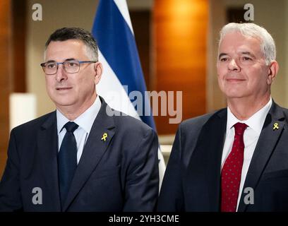 AMSTERDAM - le ministre israélien des Affaires étrangères Gideon Saar et l'ambassadeur israélien aux pays-Bas Modi Ephraim avant une rencontre avec le ministre néerlandais des Affaires étrangères Caspar Veldkamp. Saar est aux pays-Bas après les attaques à Amsterdam contre des supporters israéliens de football. ANP SEM VAN DER WAL netherlands Out - belgium Out Credit : ANP/Alamy Live News Banque D'Images