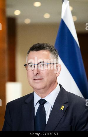 AMSTERDAM - le ministre israélien des Affaires étrangères Gideon Saar avant une rencontre avec le ministre néerlandais des Affaires étrangères Caspar Veldkamp. Saar est aux pays-Bas après les attaques à Amsterdam contre des supporters israéliens de football. ANP SEM VAN DER WAL netherlands Out - belgium Out Credit : ANP/Alamy Live News Banque D'Images