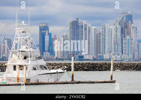 Panama ville, Provincia de Panama, Panama. 04 juin 2011 : skyline de Panama City avec un yacht blanc amarré dans le port. Banque D'Images