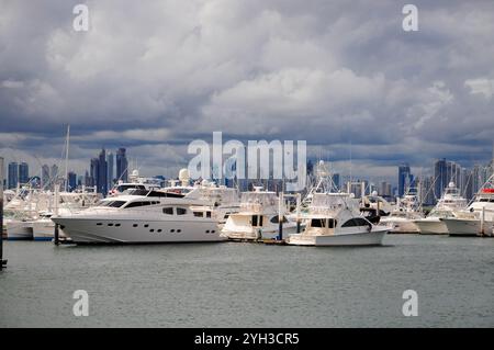 Panama ville, Provincia de Panama, Panama. 04 juin 2011 : skyline de Panama City avec des yachts de luxe ancrés dans le port par une journée nuageuse. Banque D'Images