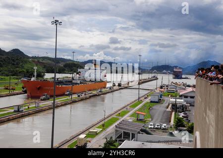 Panama ville, Provincia de Panama, Panama. 04 juin 2011 : les cargos naviguent sur le canal de Panama sous un ciel nuageux. Banque D'Images