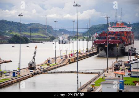 Panama ville, Provincia de Panama, Panama. 04 juin 2011 : porte-conteneurs naviguant dans les écluses de Miraflores du canal de Panama. Banque D'Images