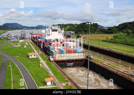 Panama ville, Provincia de Panama, Panama. 04 juin 2011 : cargo transite par le canal de Panama sous un ciel nuageux. Banque D'Images