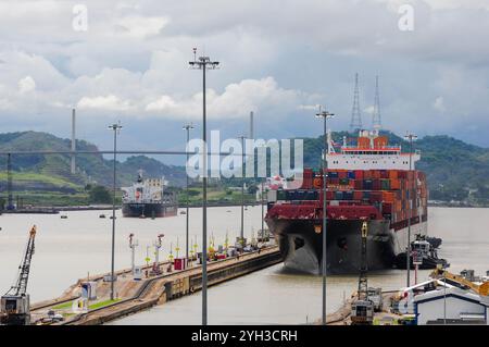 Panama ville, Provincia de Panama, Panama. 04 juin 2011 : cargo transitant par le canal de Panama avec des conteneurs maritimes. Banque D'Images