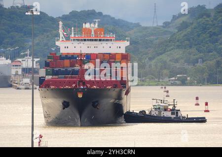 Panama ville, Provincia de Panama, Panama. 04 juin 2011 : un cargo navigue sur le canal de Panama assisté d’un remorqueur. Banque D'Images