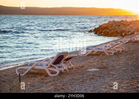 Coucher de soleil sur la plage de galets à Brela, Croatie Banque D'Images