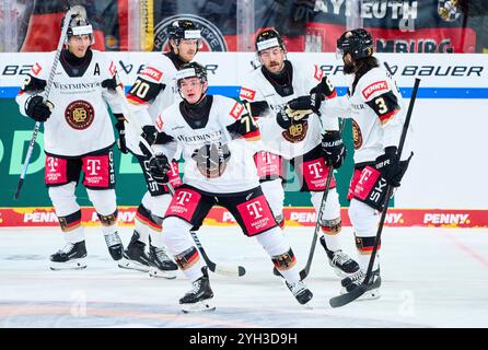 Landshut, Allemagne. 07 novembre 2024. Justin Schuetz Nr.74 d'Allemagne célèbre son but, heureux, rire, célébration, avec Dominik Bittner Nr.3 d'Allemagne Daniel Pfaffengut Nr. 81 d'Allemagne Maximilian Daubner Nr.70 d'Allemagne Yasin EHLIZ Nr. 42 d'Allemagne au match ALLEMAGNE - DANEMARK 5-6 N.P. DEB HOCKEY SUR GLACE DEUTSCHLAND CUP à Landshut, Allemagne, 7 novembre 2024, saison 2024/2025. Photographe : ddp images/STAR-images crédit : ddp Media GmbH/Alamy Live News Banque D'Images