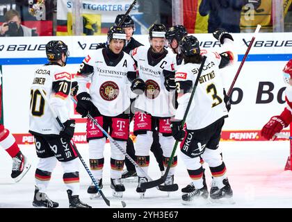 Landshut, Allemagne. 07 novembre 2024. Patrick HAGER Nr.50 d'Allemagne célèbre son but, heureux, rire, célébration, avec Yasin EHLIZ Nr. 42 d'Allemagne au match ALLEMAGNE - DANEMARK 5-6 N.P. DEB HOCKEY SUR GLACE COUPE DEUTSCHLAND à Landshut, Allemagne, 7 novembre 2024, saison 2024/2025. Photographe : ddp images/STAR-images crédit : ddp Media GmbH/Alamy Live News Banque D'Images