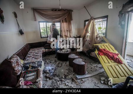 Jénine, Palestine. 09 novembre 2024. Un palestinien inspecte les dégâts causés à une maison encerclée par les forces israéliennes lors d'un raid visant à arrêter un palestinien dans le village d'Aqaba, au sud de la ville de Djénine, dans le nord de la Cisjordanie. Des affrontements ont éclaté pendant des heures entre Palestiniens et forces israéliennes, entraînant la mort d'un palestinien dont le corps avait été détenu par l'armée et la blessure d'un autre lors d'une opération militaire menée par les forces israéliennes. Crédit : SOPA images Limited/Alamy Live News Banque D'Images