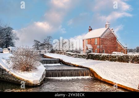 CHALET NEIGE rivière Wey en hiver avec Lock-Keepers chalet à Papercourt Lock à l'aube lever du soleil sur un paysage pittoresque hiver enneigé matin Surrey Royaume-Uni Banque D'Images