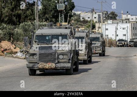 Jénine, Palestine. 09 novembre 2024. Des véhicules militaires israéliens ont encerclé une maison habitée par un palestinien et fermé la rue lors d'un raid visant à arrêter un palestinien dans le village d'Aqaba, au sud de la ville de Djénine, dans le nord de la Cisjordanie. Des affrontements ont éclaté pendant des heures entre Palestiniens et forces israéliennes, entraînant la mort d'un palestinien dont le corps avait été détenu par l'armée et la blessure d'un autre lors d'une opération militaire menée par les forces israéliennes. Crédit : SOPA images Limited/Alamy Live News Banque D'Images