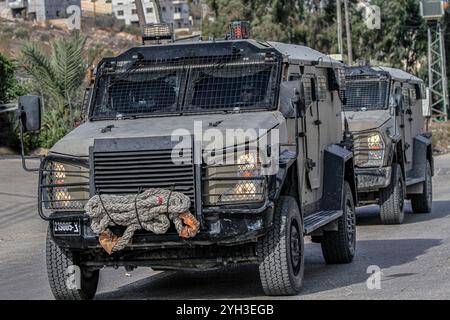 Jénine, Palestine. 09 novembre 2024. Des véhicules militaires israéliens ont encerclé une maison habitée par un palestinien et fermé la rue lors d'un raid visant à arrêter un palestinien dans le village d'Aqaba, au sud de la ville de Djénine, dans le nord de la Cisjordanie. Des affrontements ont éclaté pendant des heures entre Palestiniens et forces israéliennes, entraînant la mort d'un palestinien dont le corps avait été détenu par l'armée et la blessure d'un autre lors d'une opération militaire menée par les forces israéliennes. Crédit : SOPA images Limited/Alamy Live News Banque D'Images