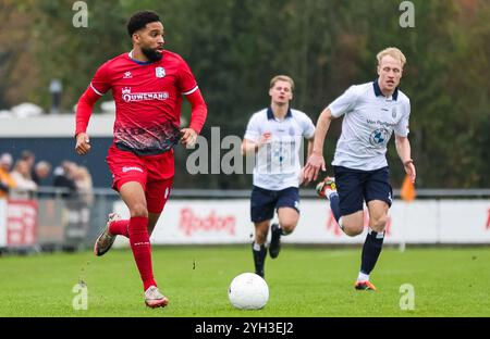 HEEMSTEDE, 09-11-2024, Sportcomplex RCH, Betnation Divisie, Dutch Tweede Divisie Football, saison 2024 / 2025. Match entre Koninklijke HFC - Quick Boys. Le joueur de Quick Boys Ravelino Junte et le joueur du HFC Jim Hulleman. Banque D'Images
