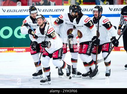 Landshut, Allemagne. 07 novembre 2024. Patrick HAGER Nr.50 d'Allemagne célèbre son but, heureux, rire, célébration, avec Yasin EHLIZ Nr. 42 d'Allemagne au match ALLEMAGNE - DANEMARK 5-6 N.P. DEB HOCKEY SUR GLACE COUPE DEUTSCHLAND à Landshut, Allemagne, 7 novembre 2024, saison 2024/2025. Photographe : ddp images/STAR-images crédit : ddp Media GmbH/Alamy Live News Banque D'Images