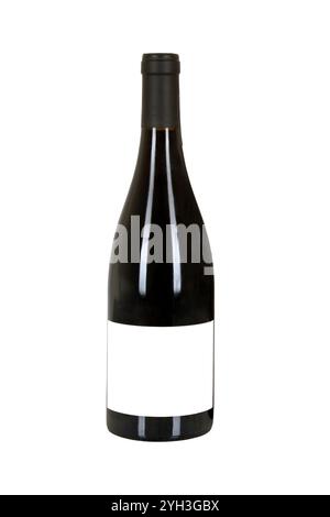 Bouteille de vin rouge isolée avec étiquette vierge, vue de face en gros plan Banque D'Images