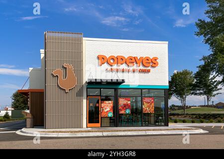 OAK PARK HEIGHTS, MN, États-Unis - 9 SEPTEMBRE 2024 : restaurant de restauration rapide Popeyes Louisiana Kitchen et logo de marque. Banque D'Images
