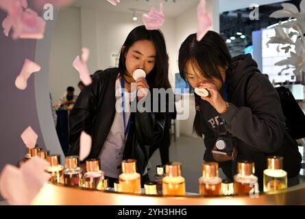 Shanghai, CIIE dans l'est de la Chine Shanghai. 9 novembre 2024. Les visiteurs essaient le parfum au stand de L'Oréal, un participant à temps plein de la China International Import Expo (CIIE), lors de la 7ème CIIE à Shanghai, dans l'est de la Chine, le 9 novembre 2024. Du 5 au 10 novembre, le 7ème CIIE a attiré 3 496 exposants de 129 pays et régions. Parmi tous les participants, 186 entreprises et institutions ont atteint la pleine participation dans les sept éditions de l'expo, tandis que beaucoup d'autres sont de nouveaux visages exposant pour la première fois. Crédit : Chen Haoming/Xinhua/Alamy Live News Banque D'Images