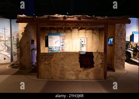 Diorama d'une cabane terroriste taliban afghane au musée aéroporté et des opérations spéciales de l'armée américaine à Fayetteville, Caroline du Nord. Banque D'Images