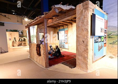 Diorama d'une cabane terroriste taliban afghane au musée aéroporté et des opérations spéciales de l'armée américaine à Fayetteville, Caroline du Nord. Banque D'Images