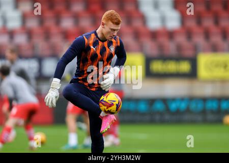 Mackenzie Chapman de Blackpool se réchauffe avant le match de Sky Bet League 1 Leyton Orient vs Blackpool au Gaughan Group Stadium, Londres, Royaume-Uni, 9 novembre 2024 (photo par Izzy Poles/News images) Banque D'Images