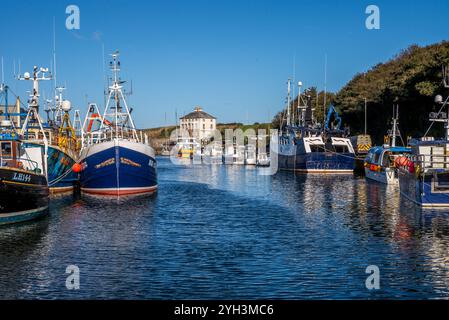 Bateaux de pêche amarrés dans le port d'Eyemouth par un après-midi ensoleillé Banque D'Images