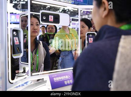 Shanghai. 9 novembre 2024. Les visiteurs essaient un robot d'examen physique non invasif à la section spéciale incubation lors de la 7e exposition internationale d'importation de Chine (CIIE) à Shanghai, dans l'est de la Chine, le 9 novembre 2024. Avec le thème « franchir les frontières, incuber les forces innovantes et diriger les technologies du futur », la section spéciale incubation du 7e CIIE vise à offrir aux incubateurs technologiques l'opportunité d'explorer conjointement les voies de l'innovation. Crédit : Jin Mamengni/Xinhua/Alamy Live News Banque D'Images