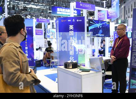 Shanghai. 9 novembre 2024. Un visiteur regarde un écran transparent à puce photonique à la section spéciale d'incubation pendant la 7e exposition internationale d'importation de Chine (CIIE) à Shanghai, dans l'est de la Chine, le 9 novembre 2024. Avec le thème « franchir les frontières, incuber les forces innovantes et diriger les technologies du futur », la section spéciale incubation du 7e CIIE vise à offrir aux incubateurs technologiques l'opportunité d'explorer conjointement les voies de l'innovation. Crédit : Jin Mamengni/Xinhua/Alamy Live News Banque D'Images