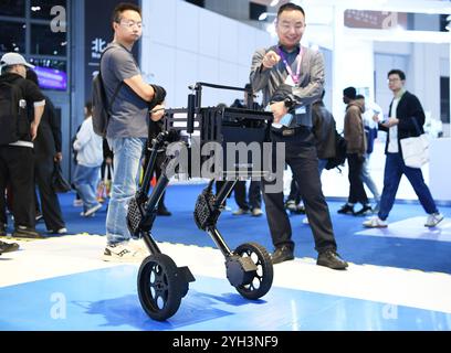 Shanghai. 9 novembre 2024. Les visiteurs observent un robot bipède à deux roues à la section spéciale incubation lors de la 7e exposition internationale d'importation de Chine (CIIE) à Shanghai, dans l'est de la Chine, le 9 novembre 2024. Avec le thème « franchir les frontières, incuber les forces innovantes et diriger les technologies du futur », la section spéciale incubation du 7e CIIE vise à offrir aux incubateurs technologiques l'opportunité d'explorer conjointement les voies de l'innovation. Crédit : Jin Mamengni/Xinhua/Alamy Live News Banque D'Images